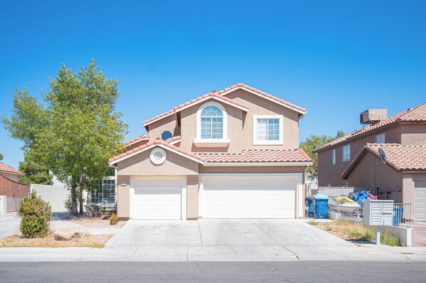 Exterior - Spacious 5-bedroom house with WiFi and AC in amazing North Las Vegas (North Las Vegas)