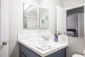 Hair dryer, towels, soap, shampoo - Spacious 5-bedroom house with WiFi and AC in amazing North Las Vegas (North Las Vegas)