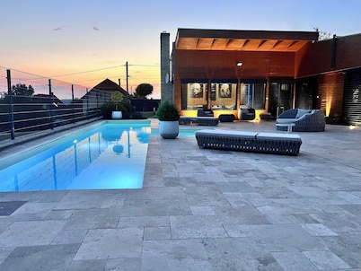 Amazing 3 bedroom villa with outdoor pool next to Budapest