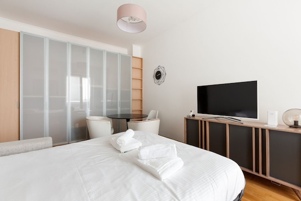 Iron/ironing board, WiFi, bed sheets