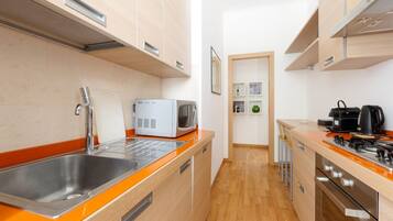 Frigorifero, microonde, forno, piano cottura