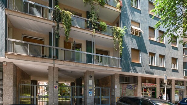A multi-story building with balconies, a ground-level entrance, and a visible storefront. - GuestHost - Beautiful 35 sqm apartment located on the mezzanine floor of a building WITHOUT elevator (stairs to access it). The property is located 11 minutes by public transport from City Life, the largest pedestrian area in Milan, and from MiCo, the la (Milano)
