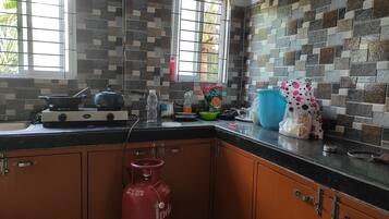Stovetop, cookware/dishes/utensils