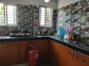 Stovetop, cookware/dishes/utensils