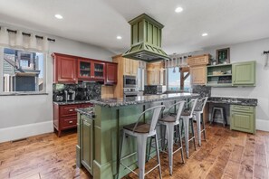 Kylskåp, mikrovågsugn, ugn och spishäll