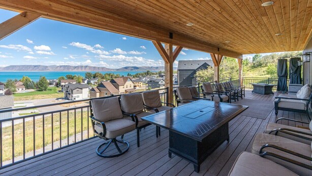 Una terraza techada al aire libre con techo de madera, una mesa de comedor y sillas.