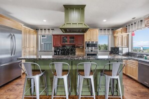 ثلاجة، ميكروويف، فرن، موقد طهي مسطح