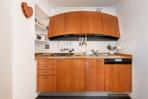Réfrigérateur, surface de cuisson, lave-vaisselle, cafetière-théière