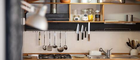 Geladeira, cooktop, lava-louças, cafeteira/chaleira