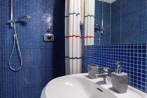 Shower, hair dryer, towels, shampoo