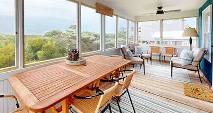 3 bedroom homes with Shared pool and short walk to the beach