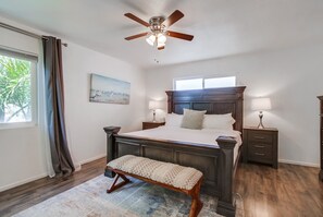 4 bedrooms, desk, iron/ironing board, free WiFi - Sleeps 12 WOW! * Shared Fenced Yard (San Diego)