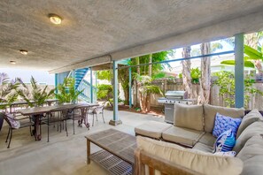 Outdoor dining - Sleeps 12 WOW! * Shared Fenced Yard (San Diego)