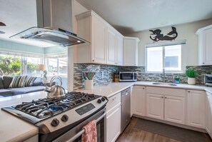 Fridge, microwave, oven, stovetop - Sleeps 12 WOW! * Shared Fenced Yard (San Diego)