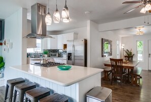 Fridge, microwave, oven, stovetop - Sleeps 12 WOW! * Shared Fenced Yard (San Diego)