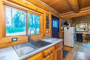 Fridge, microwave, stovetop, coffee/tea maker - Pine Cabin- Log cabin close to Custer (Custer)