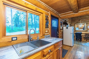 Fridge, microwave, stovetop, coffee/tea maker - Log Cabin close to Custer (Custer)