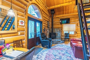 TV, fireplace - Pine Cabin- Log cabin close to Custer (Custer)