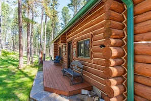 Terrace/patio - Pine Cabin- Log cabin close to Custer (Custer)