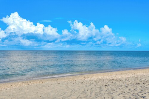 Key Retreat: Bay Views & Private Beach Access
