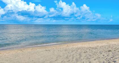 Key Retreat: Bay Views & Private Beach Access