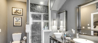 14 Mi to Jekyll Island: Luxe Brunswick Home