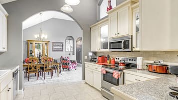 Fridge, microwave, stovetop, dishwasher