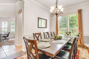 Dining - Community Amenities at Spacious Orlando Home! (Orlando)