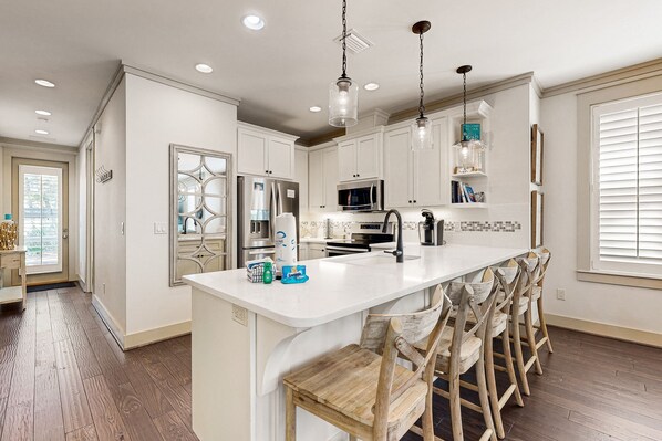 Kylskåp, mikrovågsugn, ugn och spishäll