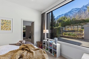 5 bedrooms, iron/ironing board, WiFi, bed sheets - Club Moana at Oraka (pool, tennis court) (Drift Bay)