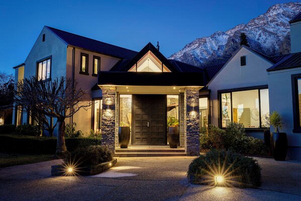 Exterior detail - Club Moana at Oraka (pool, tennis court) (Drift Bay)