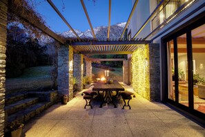 Outdoor dining - Club Moana at Oraka (pool, tennis court) (Drift Bay)