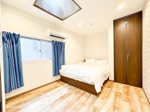 3 bedrooms, iron/ironing board, WiFi, bed sheets