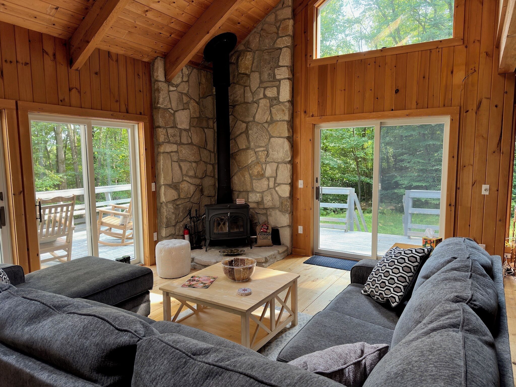 スマートテレビ、テーブルサッカー台、書庫、ミュージックライブラリ