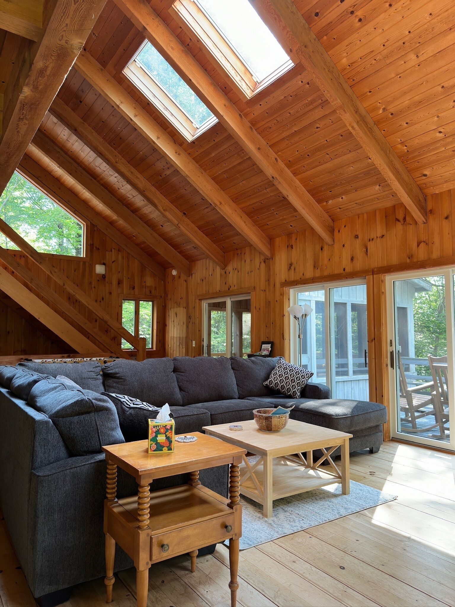 スマートテレビ、テーブルサッカー台、書庫、ミュージックライブラリ