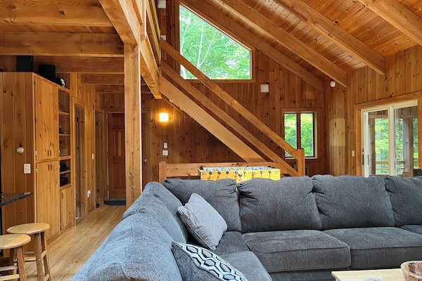 Smart TV, futbolito, libros, biblioteca de música