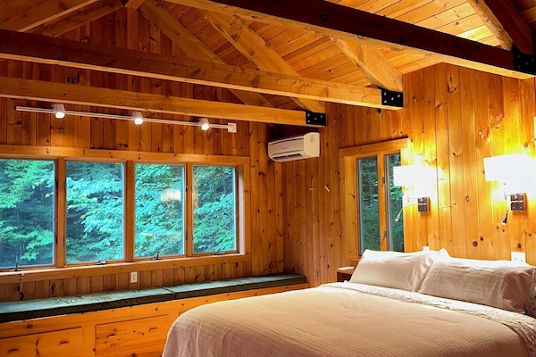 4 soveværelser, pengeskab på værelset, skrivebord, strygejern/strygebræt