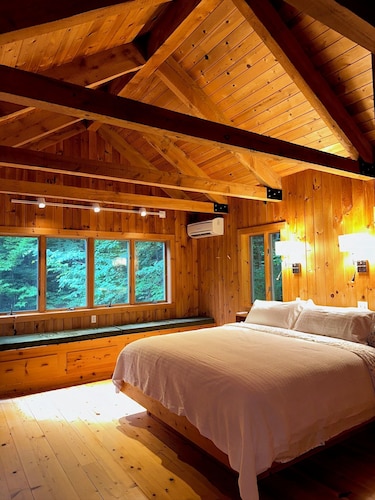 Breathtaking Post & Beam minutes from Jiminy Peak, Williamstown, Lenox & hiking