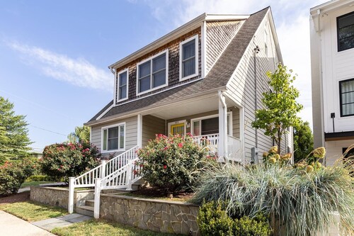 All Newly-Designed Water Views, Expansive Yard, Steps to Restaurants and Downtown Annapolis
