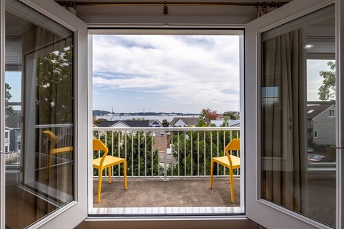 All Newly-Designed Water Views, Expansive Yard, Steps to Restaurants and Downtown Annapolis