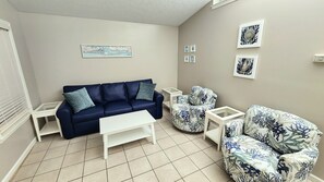 Smart TV - 2Br Duplex, quiet & newly updated. Sleeps 6. Near beach & lagoon boat launch. (Panama City)