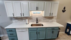 Fridge, microwave, oven, stovetop - 2Br Duplex, quiet & newly updated. Sleeps 6. Near beach & lagoon boat launch. (Panama City)