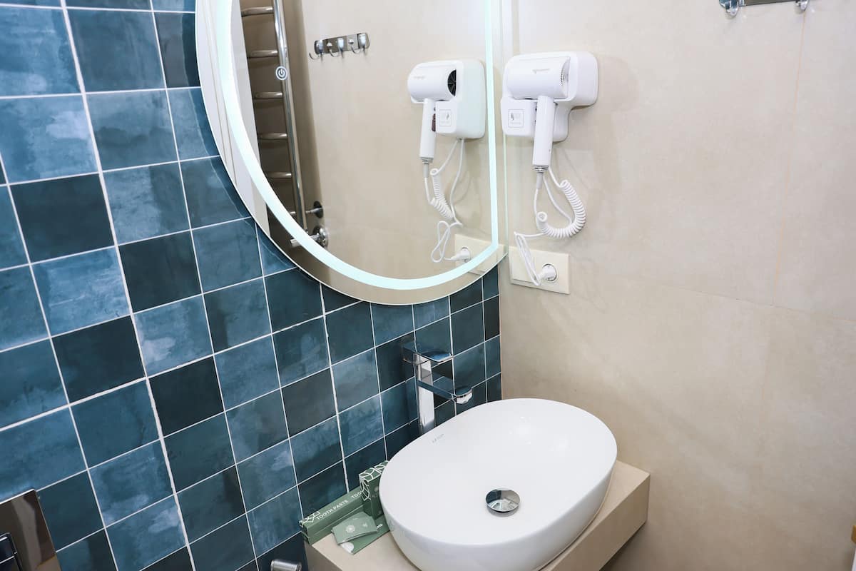 Ücretsiz banyo/kozmetik ürünleri, saç kurutma makinesi, bornoz, terlik