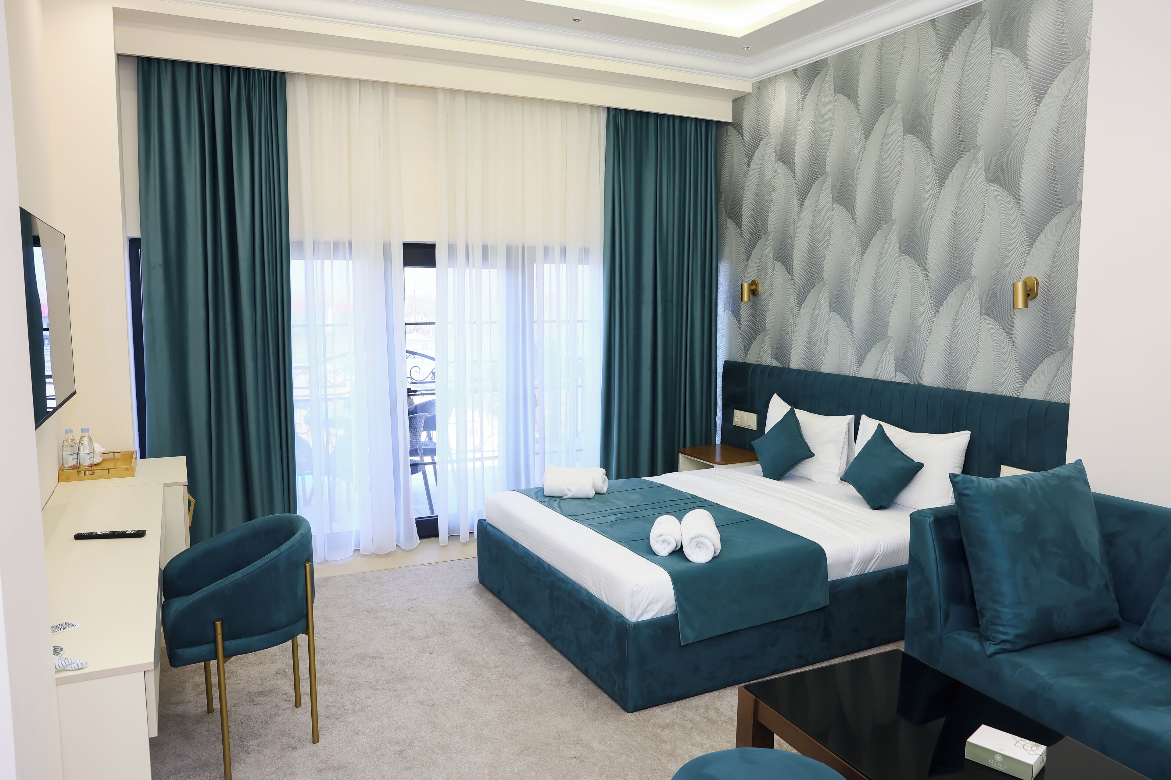 Une chambre d’hôtel moderne, dotée d’un grand lit, d’un bureau et d’une chaise.
