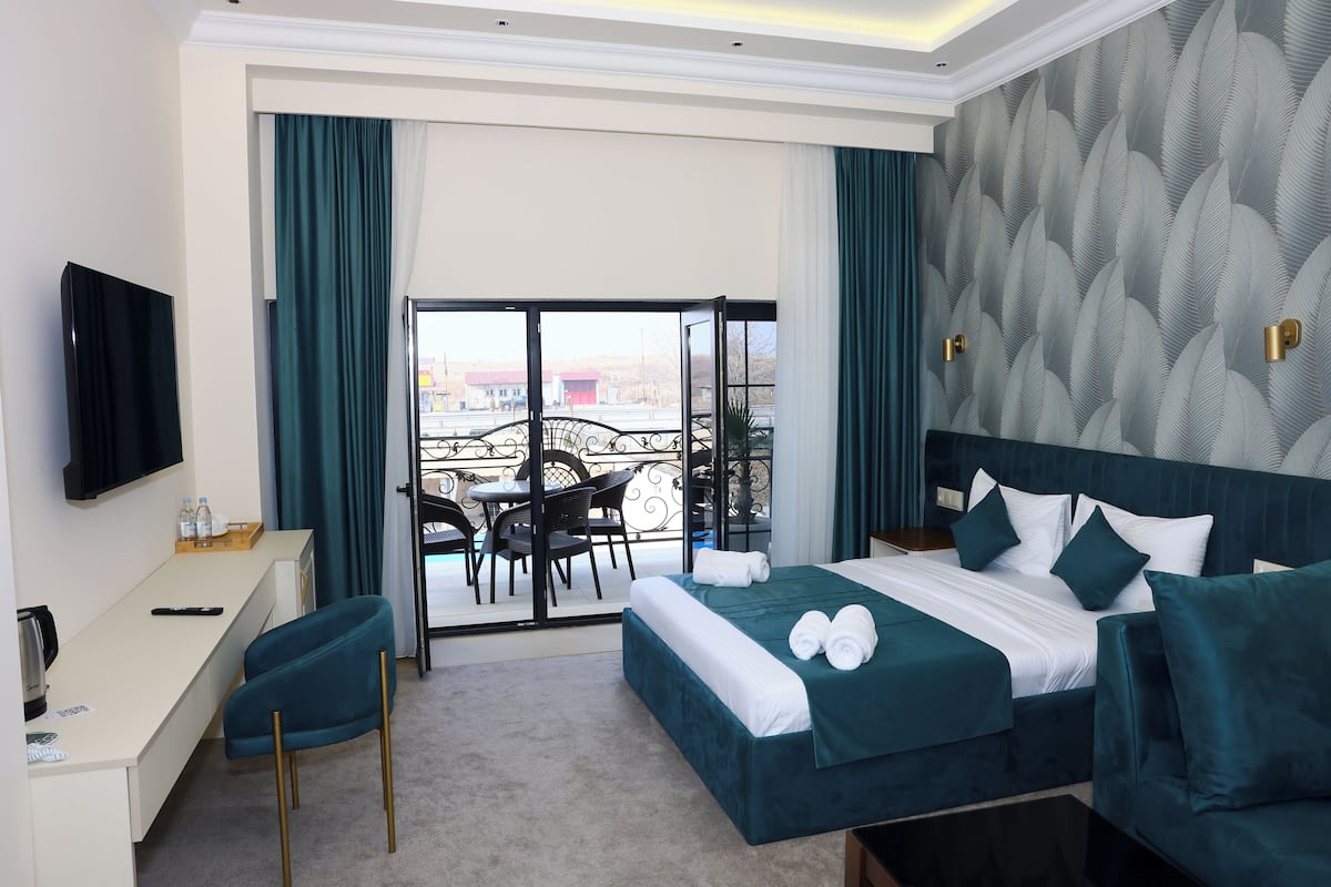 Deluxe Tek Büyük Yataklı Oda, Balkon | Ses yalıtımı, ütü/ütü masası, ücretsiz kablosuz İnternet