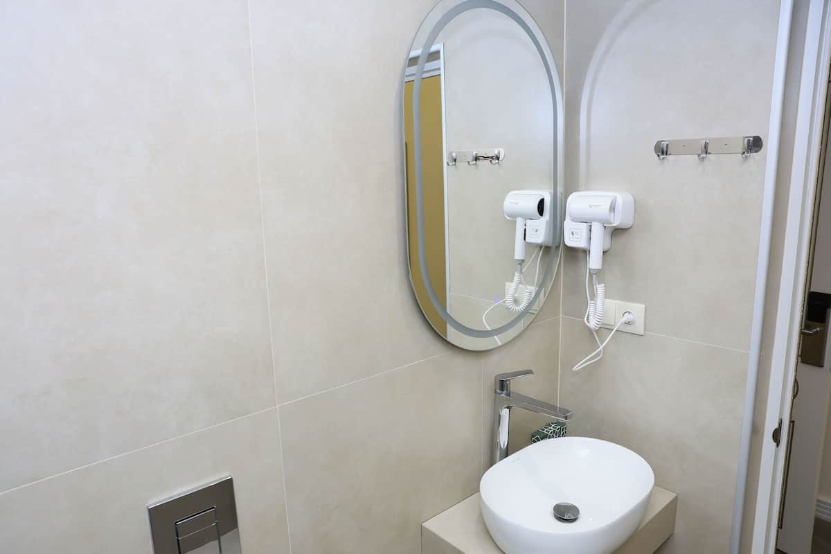 Deluxe Tek Büyük Yataklı Oda, Balkon | Banyo | Ücretsiz banyo/kozmetik ürünleri, saç kurutma makinesi, bornoz, terlik