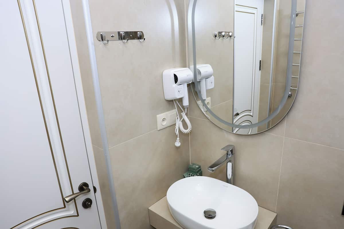 Deluxe Tek Büyük Yataklı Oda | Banyo | Ücretsiz banyo/kozmetik ürünleri, saç kurutma makinesi, bornoz, terlik