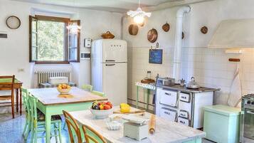 Frigorifero, forno, piano cottura, lavastoviglie