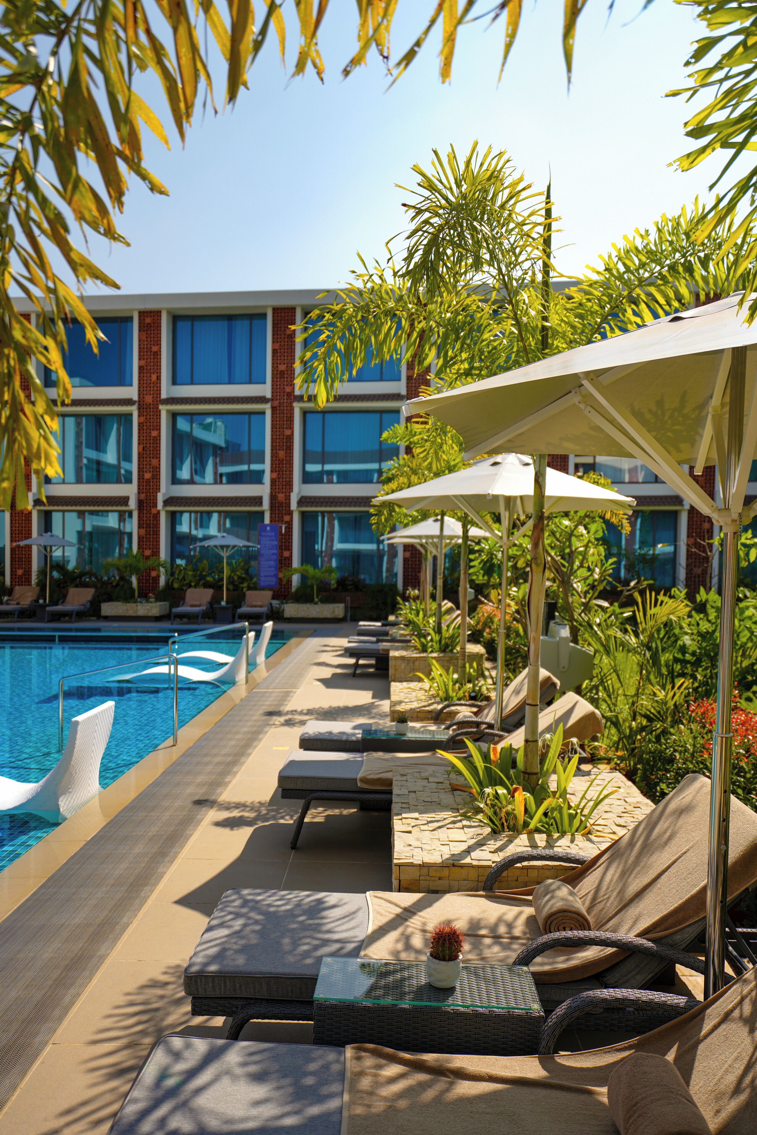 Kolam renang outdoor, dengan payung kolam renang dan kursi berjemur