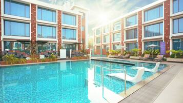 AuĂenpool, Sonnenschirme, LiegestĂŒhle